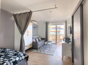 Juan Les Pins Centre - Studio Neuf Avec Terrasse - 3 Mins Des Plages - Jazz Apartment